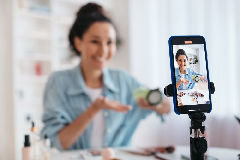Bloguera grabando con su teléfono móvil